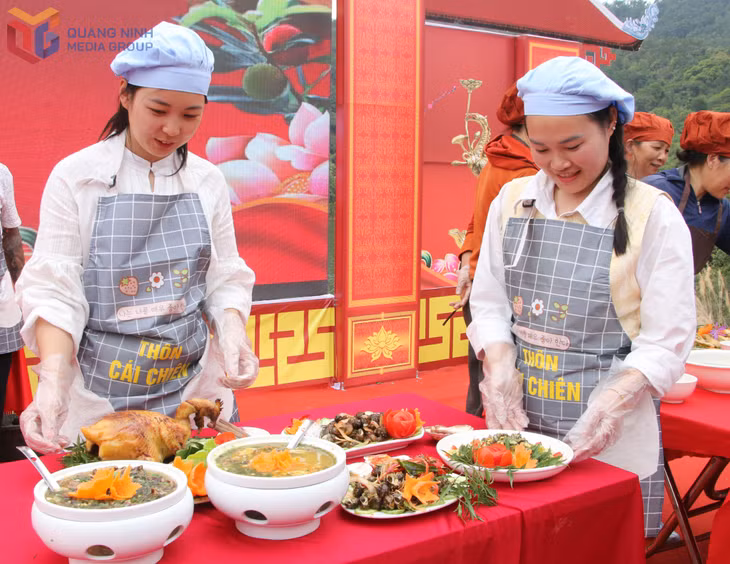 Nhân dân các thôn tham gia thi chế biến món ăn từ ốc và gà Râu Cái Chiên.