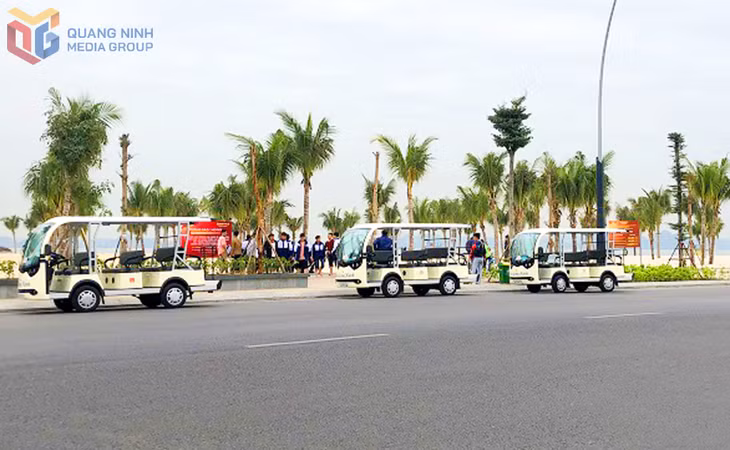 Xe điện Hạ Long Xanh phục vụ du khách dạo chơi, tham quan đường bao biển khu du lịch Bãi Cháy (phường Bãi Cháy).