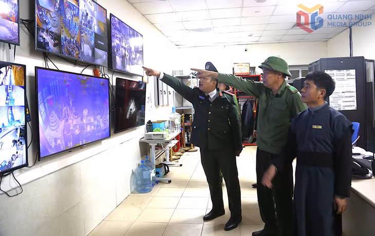 Lực lượng chức năng theo dõi hệ thống camera giám sát tại Yên Tử nhằm kịp thời phát hiện, xử lý các tình huống phát sinh.