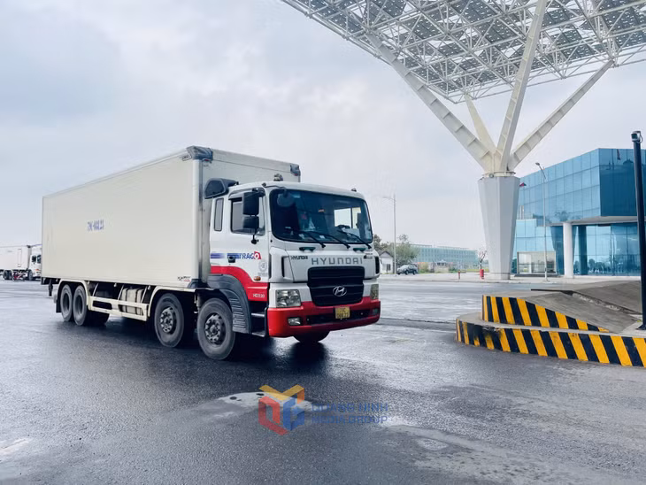 Những xe hàng nông sản đầu tiên xuất khẩu qua khu vực cửa khẩu Bắc Luân II trong sáng nay.