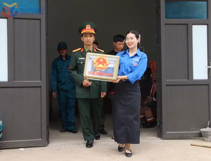 ĐVTN cùng các thành viên Tổ bầu cử số 2 (xã Hoành Mô) mang hòm phiếu phụ đến tận nhà cho cử tri cao tuổi bỏ phiếu thực hiện quyền công dân.
