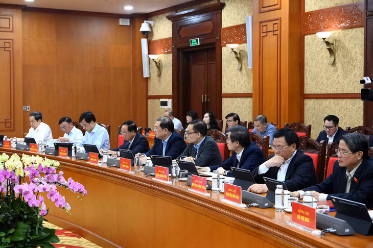 Các đồng chí lãnh đạo Đảng, Nhà nước và các đại biểu tham dự phiên họp. (Ảnh: ĐĂNG KHOA)