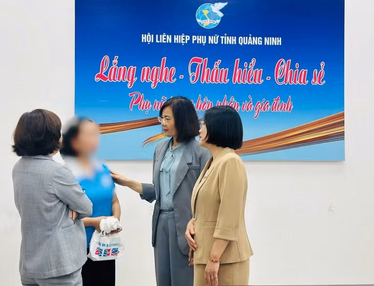 Lãnh đạo Hội LHPN tỉnh trong buổi tiếp, tư vấn đầu tiên cho hội viên, phụ nữ, ngày 20/3/2026 với chủ đề "Lắng nghe-Thấu hiểu-Chia sẻ".