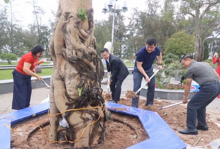 Các đại biểu trồng cây hạnh phúc tại mũi Sa Vĩ.