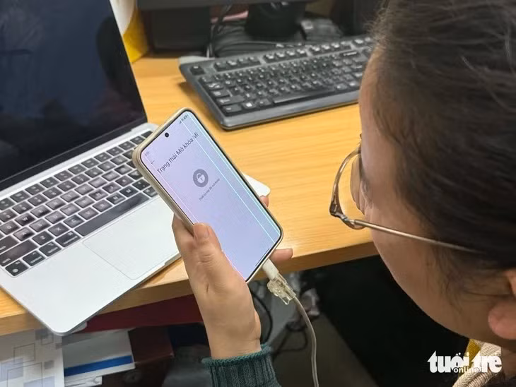 Điện thoại của chị L. đã có thể vào ứng dụng Mobile Banking, nhưng gánh theo một loạt vấn đề khi sử dụng thiết bị - Ảnh: CHÍ HIẾU