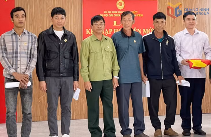 Hội CCB xã Quảng Đức kết nạp hội viên mới nhằm xây dựng tổ chức hội trong sạch, vững mạnh.