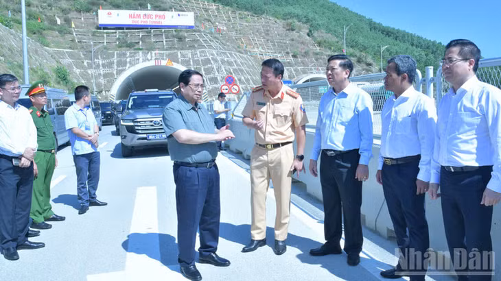 Thủ tướng Chính phủ Phạm Minh Chính kiểm tra dự án cao tốc Quảng Ngãi-Hoài Nhơn đoạn qua hầm Đức Phổ. (Ảnh: Thanh Giang)