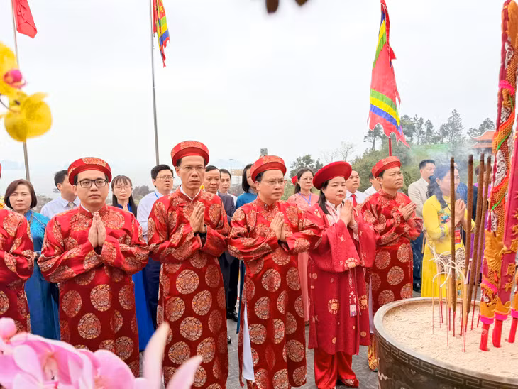 Các đại biểu thành kính dâng hương tại lễ khai mạc.