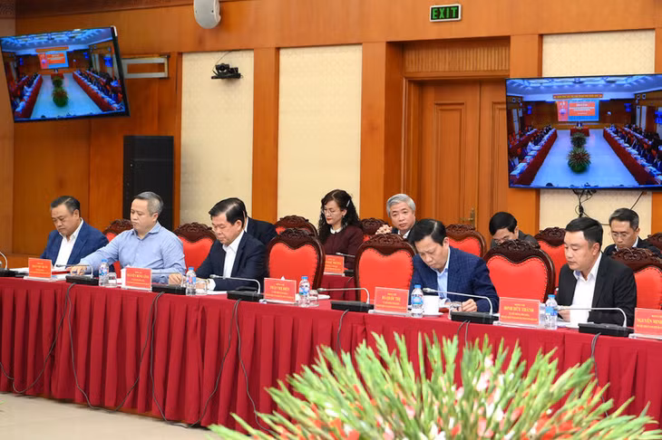 Các đồng chí lãnh đạo và các đại biểu tham dự cuộc làm việc. (Ảnh: ĐĂNG KHOA)