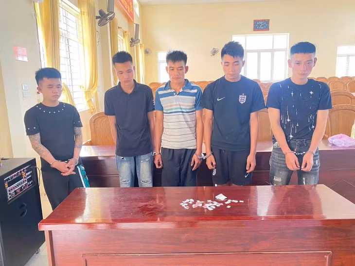 Bắt quả tang nhóm thanh niên sử dụng trái phép chất ma túy. Ảnh: Công an Thanh Hóa