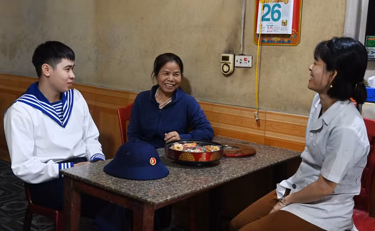 Khi biết tin Bùi Quang Sĩ chuẩn bị lên đường nhập ngũ, nhiều người dân trong khu phố đã đến thăm hỏi, động viên anh trước ngày giao quân.