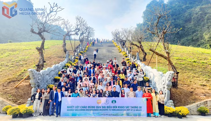 Hiệp hội Du lịch và các lữ hành thành viên tham gia khảo sát, kết nối hành trình tại Thung Ui, Ninh Bình đầu năm 2026. Ảnh: Hiệp hội Du lịch cung cấp.