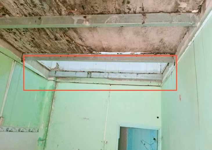 Vị trí sàn trên gác bị sập khi 2 mẹ con đang dọn dẹp căn nhà. Ảnh: Duy Tuấn