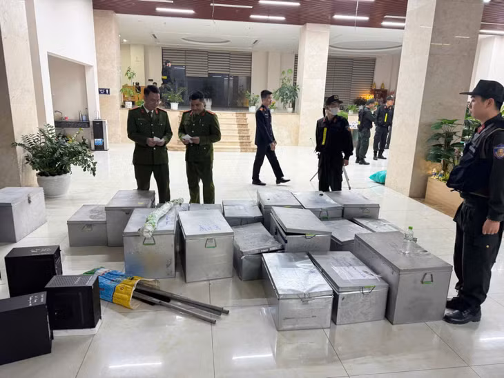 Cơ quan CSĐT (Phòng Cảnh sát kinh tế) khám xét chỗ ở, nơi làm việc của Hoàng Văn Cường tại trụ sở Công ty TNHH Quan Minh. Ảnh: Cổng TTĐT Công an Quảng Ninh.