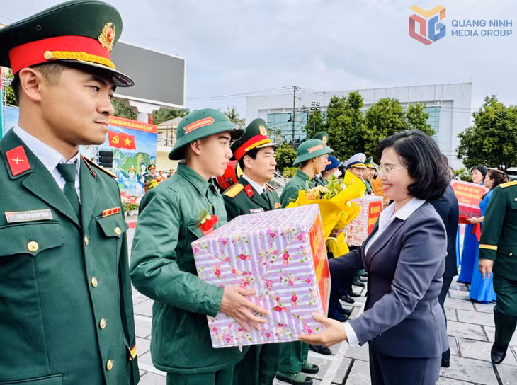 Đồng chí Trịnh Thị Minh Thanh, Phó Bí thư Thường trực Tỉnh ủy, Chủ tịch HĐND tỉnh tặng hoa, quà cho các tân binh và đơn vị nhận quân.