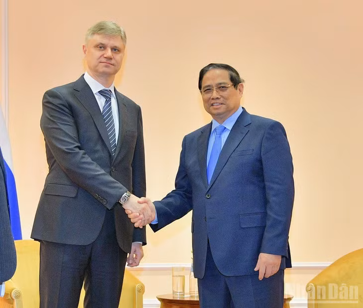 Thủ tướng Phạm Minh Chính và ông Belozerov Oleg Valentinovich, Tổng Giám đốc, Chủ tịch Hội đồng quản trị Công ty cổ phần Đường sắt Nga. (Ảnh: THANH GIANG)
