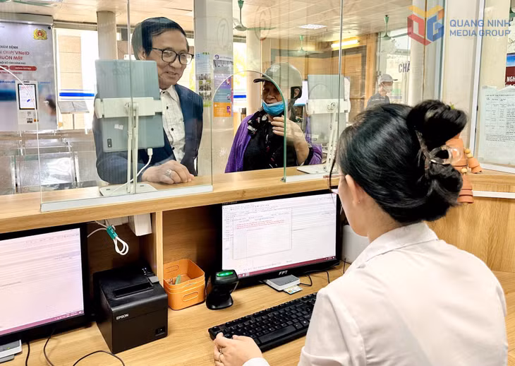 Ông Lê Thanh Bình (phường Quảng Yên) sử dụng CCCD gắn chíp thay thế thẻ BHYT khám chữa bệnh tại Bệnh viện Bãi Cháy.