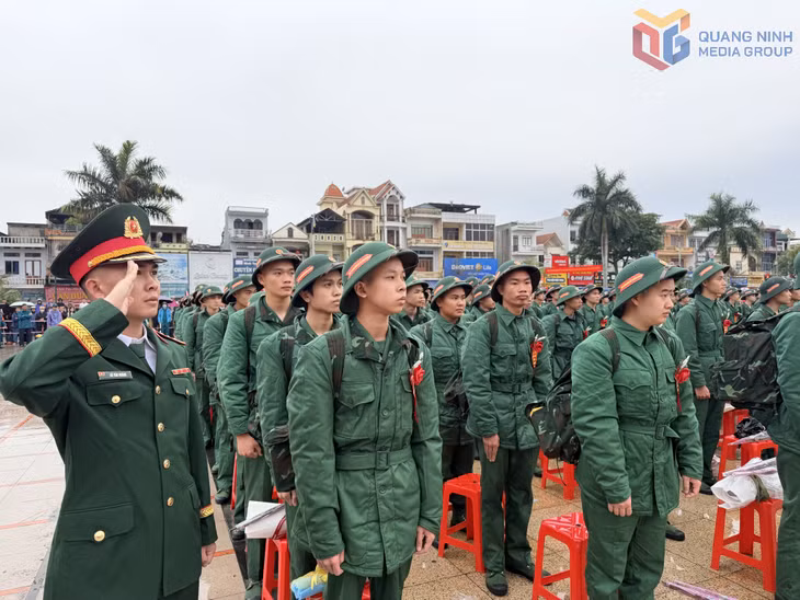 Các tân binh bày tỏ quyết tâm lên đường nhập ngũ bảo vệ Tổ quốc.