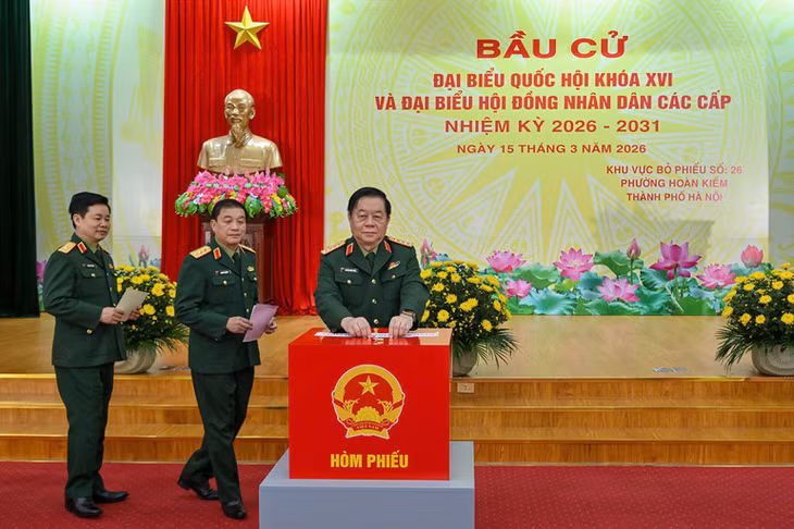 Đại tướng Nguyễn Trọng Nghĩa, Ủy viên Bộ Chính trị, Bí thư Trung ương Đảng, Chủ nhiệm Tổng cục Chính trị Quân đội nhân dân Việt Nam thực hiện bỏ phiếu. (Ảnh: THỦY NGUYÊN)