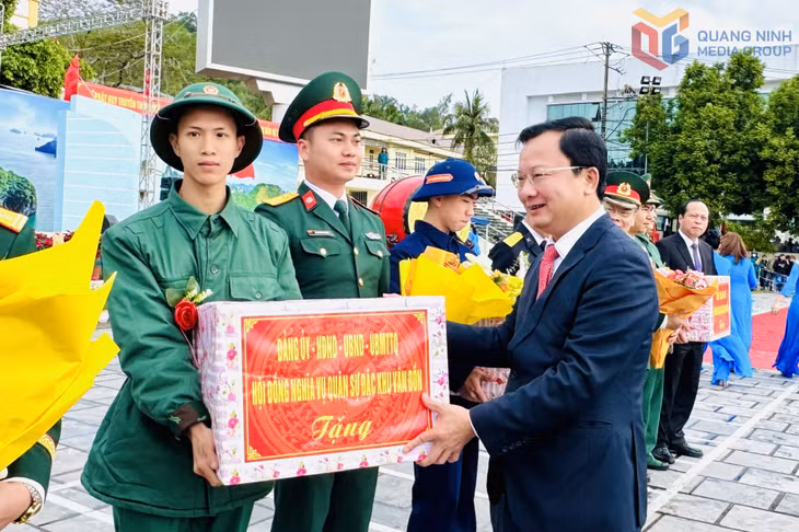 Các đồng chí lãnh đạo tỉnh và đặc khu Vân Đồn tặng hoa, quà cho các tân binh và đơn vị nhận quân.