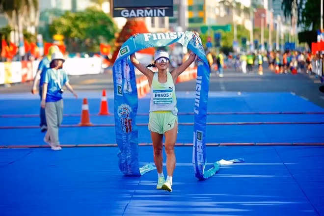 Vận động viên Hồng Lệ đã vô địch nội dung marathon - 42km nữ chuyên nghiệp tại giải đấu. Ảnh: TPM