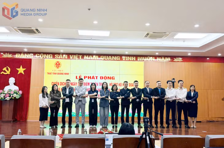 Đại diện Cục Thuế, Thuế tỉnh, ngân hàng, đơn vị cung cấp giải pháp và các hộ kinh doanh cam kết đồng hành trong việc triển khai chính sách thuế.