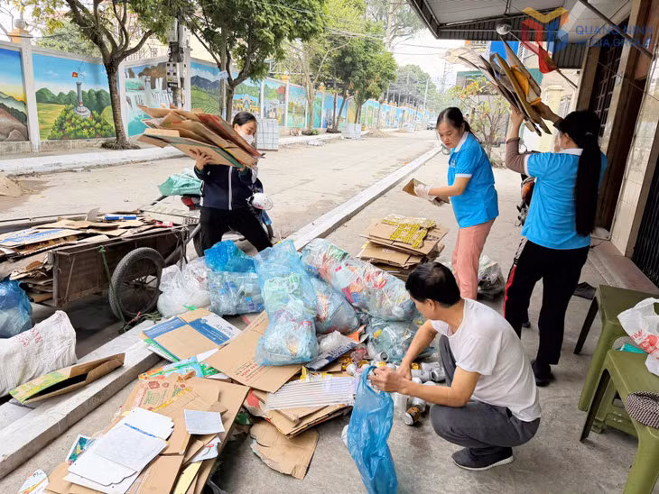 Hội viên phụ nữ và nhân dân khu Vĩnh Thông tích cực thực hiện mô hình “Biến rác thành tiền”, “Ngôi nhà xanh” để thu gom rác thải tái chế như chai nhựa, giấy vụn, vỏ lon… bán gây quỹ, sau đó đưa vào nuôi lợn tiết kiệm.