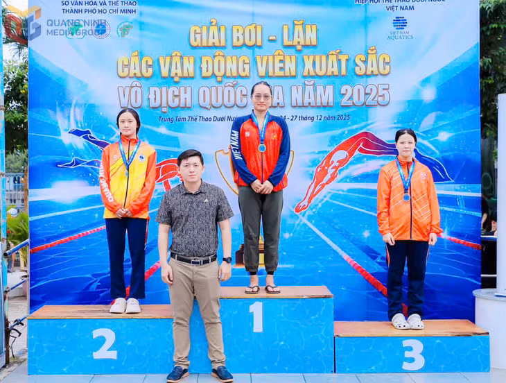 Đặng Thị Tâm (bục số 2) xuất sắc giành HCB tại Giải vô địch quốc gia 2025, bước đầu khẳng định thế mạnh của mình.