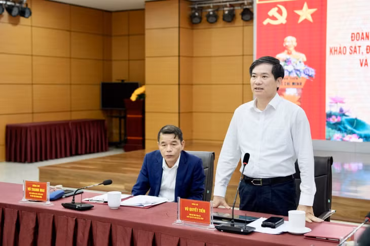 Đồng chí Vũ Quyết Tiến, Phó Bí thư Tỉnh ủy, Chủ tịch Ủy ban MTTQ tỉnh, phát biểu tại buổi làm việc.