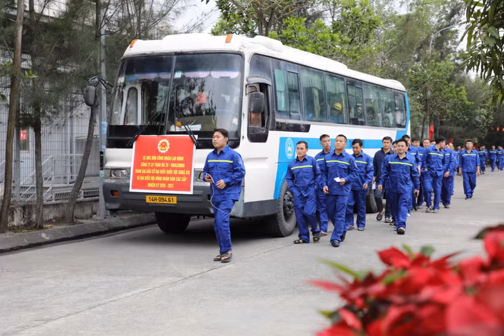 Ngay sau khi kết thúc ca 3 và trước thời điểm giao ca 1, nhiều công nhân đã được các đơn vị bố trí xe ca đưa đến khu vực bỏ phiếu để thực hiện quyền và nghĩa vụ công dân.