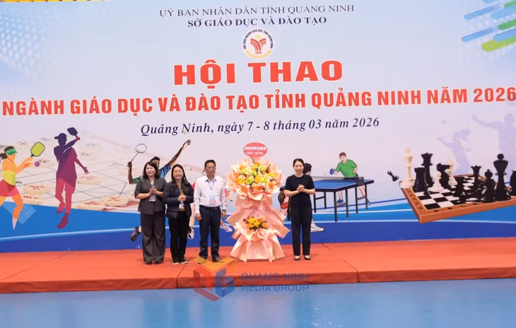 Lãnh đạo Sở Giáo dục và Đào tạo tặng hoa chúc mừng hội thao 