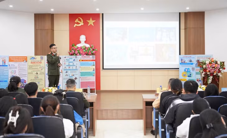 Công an tỉnh tổ chức tuyên truyền kiến thức pháp luật về an ninh mạng và ATGT cho sinh viên Trường Cao đẳng Y tế. Ảnh: Công an tỉnh cung cấp