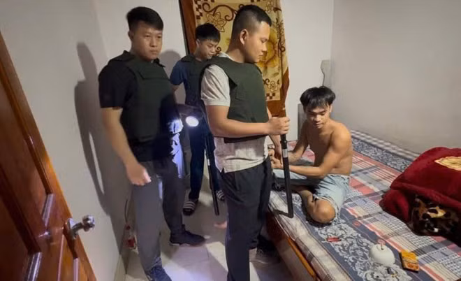 Công an xã Can Lộc bắt quả tang các đối tượng sử dụng ma túy tại khách sạn. Ảnh: Công an Hà Tĩnh