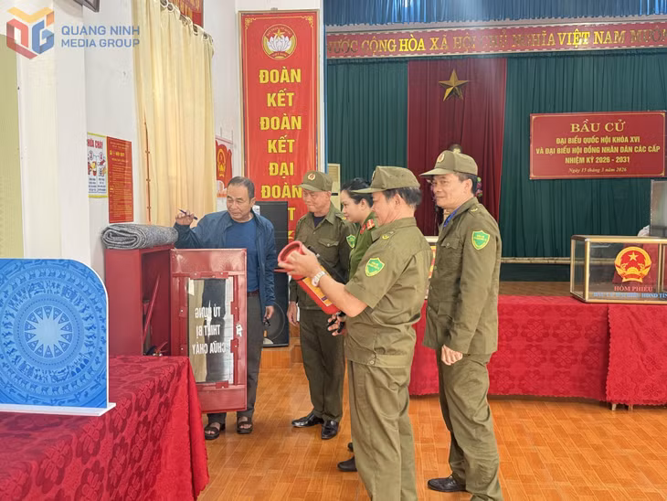 Lực lượng an ninh cơ sở phường Cửa Ông kiểm tra trang thiết bị phòng cháy, chữa cháy tại điểm bầu cử trên địa bàn.