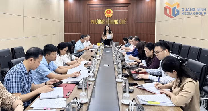 Ban Pháp chế HĐND tỉnh làm việc với phường Hoàng Quế giám sát việc thực hiện một số giải pháp đẩy mạnh cải cách hành chính, cải thiện môi trường đầu tư kinh doanh, nâng cao năng lực cạnh tranh cấp tỉnh gắn với chuyển đổi số. Ảnh: Hiểu Trân