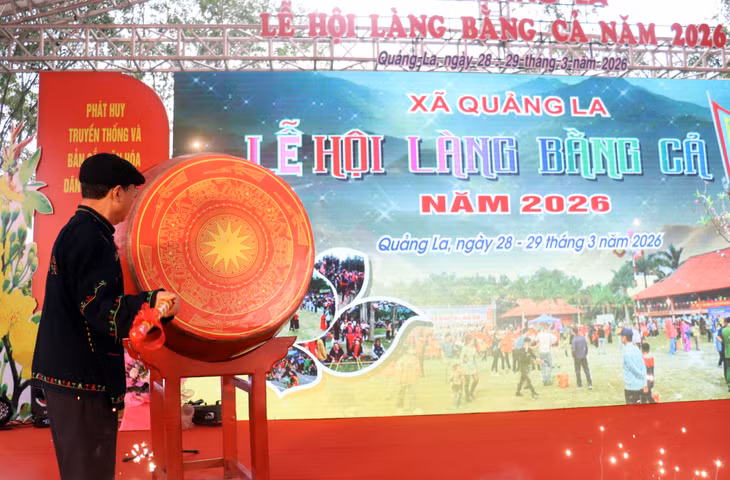 Già làng Đặng Văn Thương đánh trống khai hội.