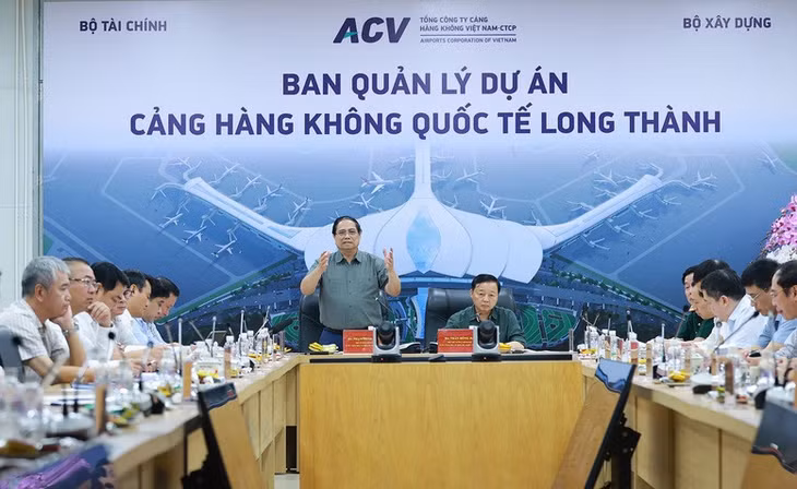 Thủ tướng Chính phủ nhấn mạnh mục tiêu phải hoàn thành công tác xây dựng Cảng hàng không quốc tế Long Thành chậm nhất trong quý III/2026 để tổ chức khai thác thương mại trong quý IV năm 2026 - Ảnh: VGP/Nhật Bắc