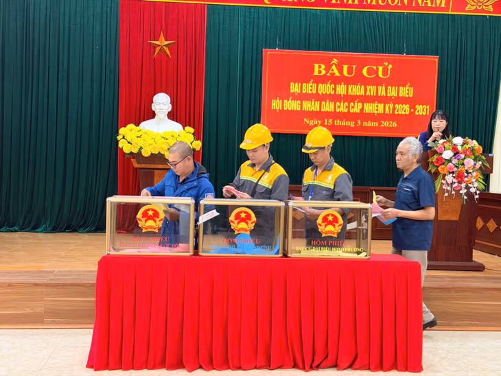 Các cử tri bỏ phiếu bầu tại Khu vực bỏ phiếu số 10, nhà văn hoá khu Đồn Điền, phường Tuần Châu.