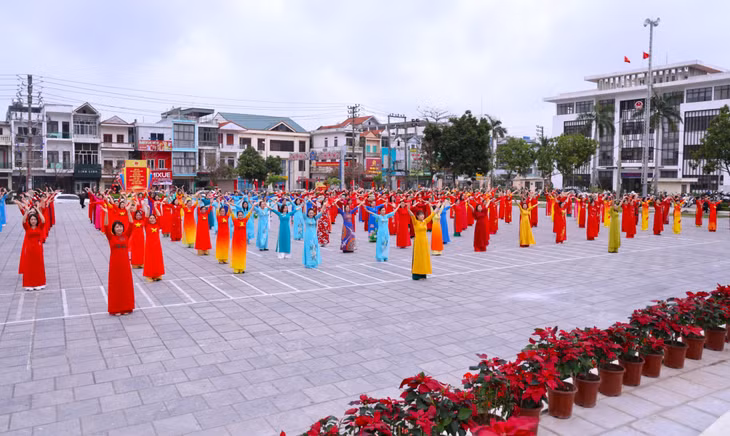 Đông đảo hội viên phụ nữ đặc khu Vân Đồn tham gia màn đồng diễn dân vũ chào mừng Ngày Quốc tế Phụ nữ 8/3 tại Khu vui chơi Thanh thiếu nhi.