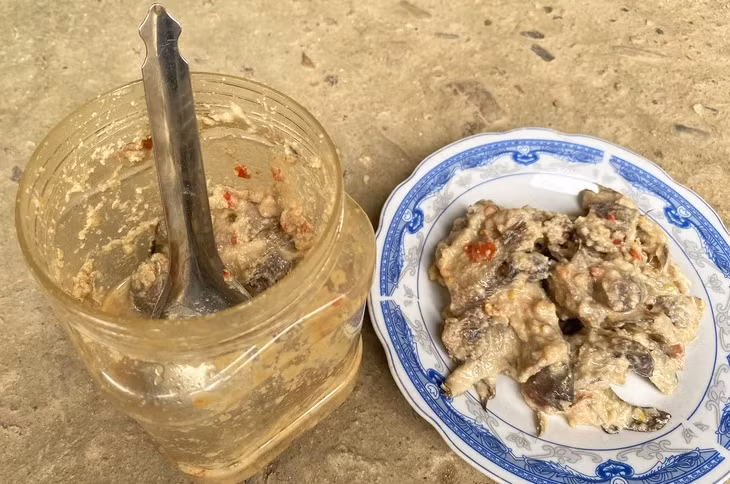 Món cá ủ chua ở miền núi huyện Phước Sơn, Quảng Nam (cũ), nay là thành phố Đà Nẵng - Ảnh: LÊ TRUNG