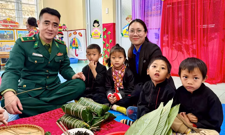 Chị Vũ Thị Hiền Anh tham gia hoạt động gói bánh chưng tại điểm trường mầm non Sông Moóc B (xã Hoành Mô) trong chương trình Tình nguyện mùa Đông năm 2026 do Đoàn Trường THPT Chuyên Hạ Long phối hợp với các đơn vị Đoàn tổ chức.