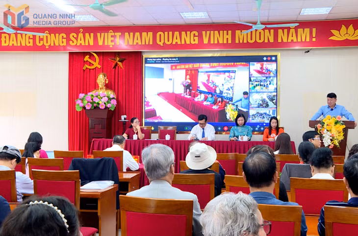 Ứng cử viên đại biểu HĐND phường Hạ Long khóa II, nhiệm kỳ 2026-2031, trình bày chương trình hành động tại hội nghị tiếp xúc cử tri.