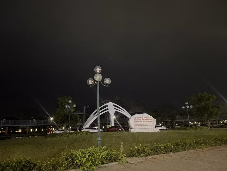 Tại nhiều tuyến phố chính và địa điểm công cộng trong toàn tỉnh, hệ thống chiếu sáng, đèn cao áp... được tắt bớt.