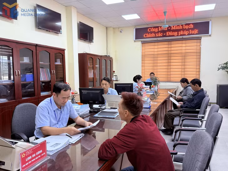 Cán bộ Trung tâm Phục vụ hành chính công xã Thống Nhất giải quyết hồ sơ, thủ tục cho người dân, doanh nghiệp.