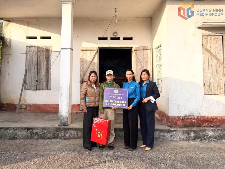 Công đoàn đặc khu Vân Đồn trao hỗ trợ xây Mái ấm công đoàn cho chị Nguyễn Minh Nguyệt, công nhân Công ty TNHH Ngọc trai Phương Đông, tháng 2/2026.