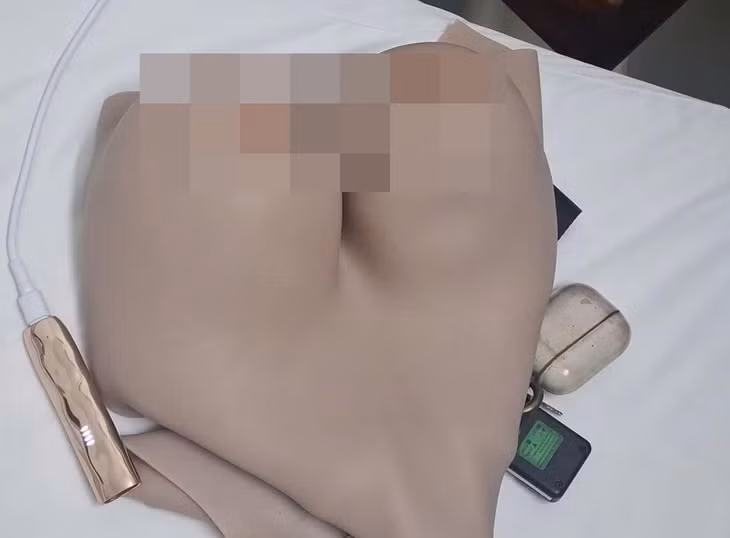 Đối tượng Phan Ngọc Gia Huy cùng tang vật dùng để giả gái gạ chat sex rồi quay video tống tiền. Ảnh: CACC