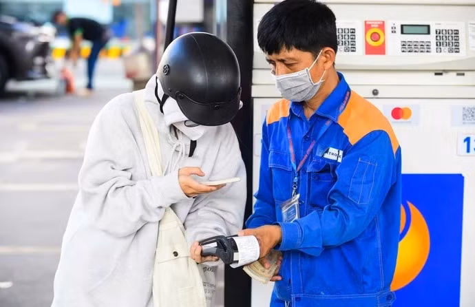 Mức độ quan tâm của người dùng Việt về xăng dầu tăng đột biến - Ảnh: QUANG ĐỊNH