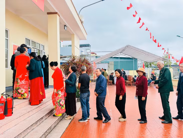 Cử tri đi bỏ phiếu tại Khu vực bỏ phiếu số 16, đặc khu Vân Đồn.