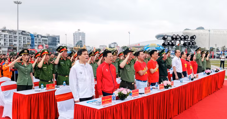 Các đại biểu và nhân dân cùng tham gia nghi lễ chào cờ.