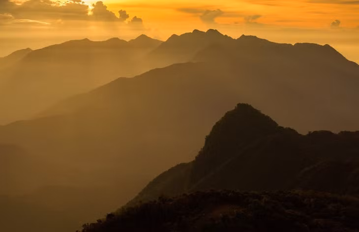 Đỉnh Bạch Mã (TP Huế) nhìn từ trên cao, nơi giao thoa giữa núi trung bình và đai cao hơn 1.700m, mây núi bảng lảng tạo nên vẻ đẹp hoang sơ đặc trưng.